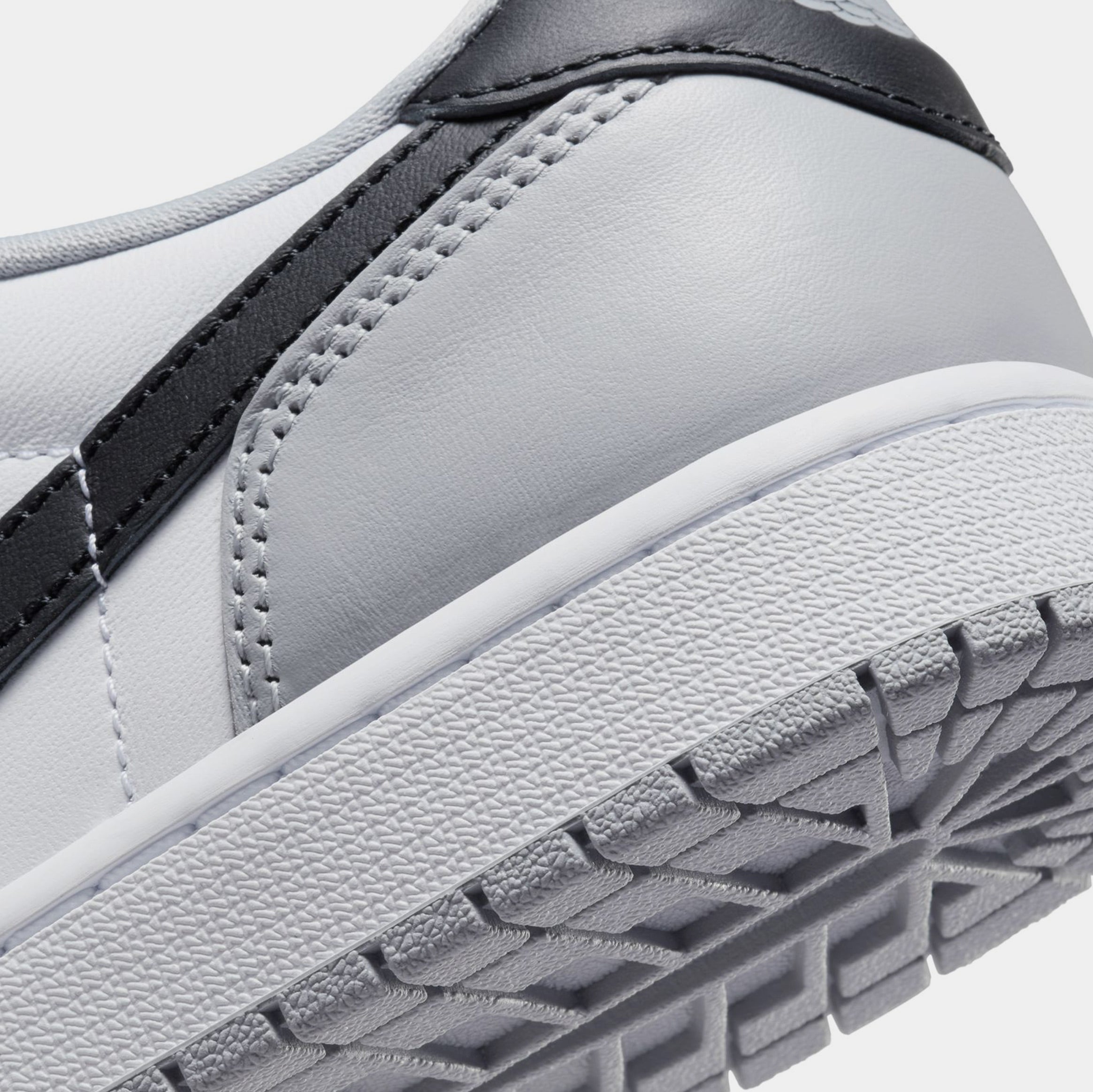 Air Jordan 1 Retro Low OG Wolf Grey Mens Lifestyle Shoes (White/Black/Wolf Grey)