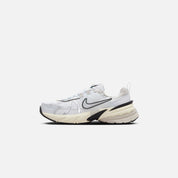 Nike WMNS V2K Runtekk - Summit White / Metallic Silver