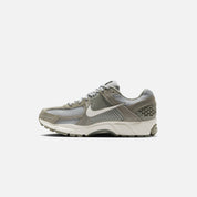 Nike Zoom Vomero 5 - Dark Stucco / Phantom / Light Smoke Grey