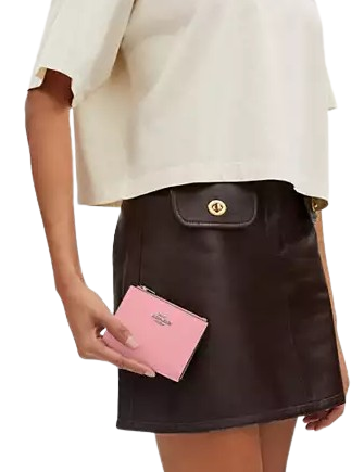 Coach-Bifold-Wallet-16-02_92437b8d-f479-4e35-a363-7c69f3b0697e.png