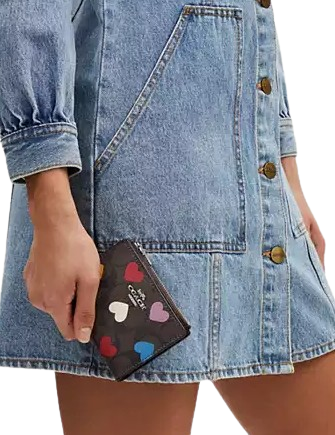 Coach-Bifold-Wallet-In-Signature-Canvas-With-Heart-Print-3-02.png