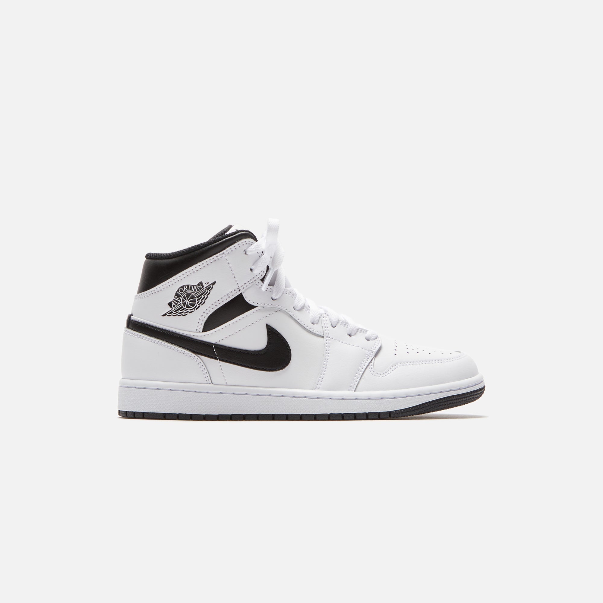 JBDQ8426-132AirJordan1MidWhiteBlackWhiteBlack_0990.jpg