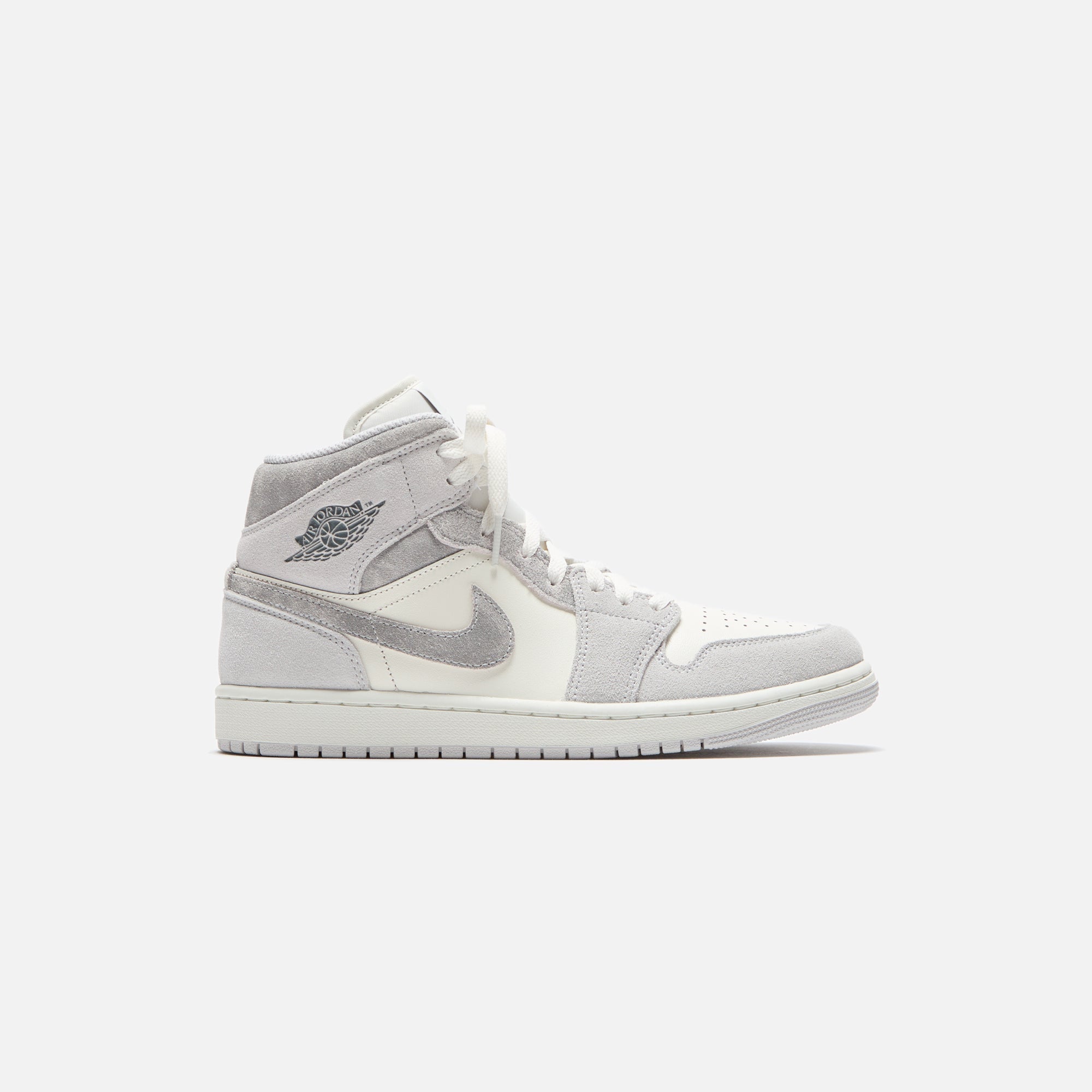 JBFQ7720-002AirJordan1MidSeNeutralGreySmokeGreySail_6516.jpg