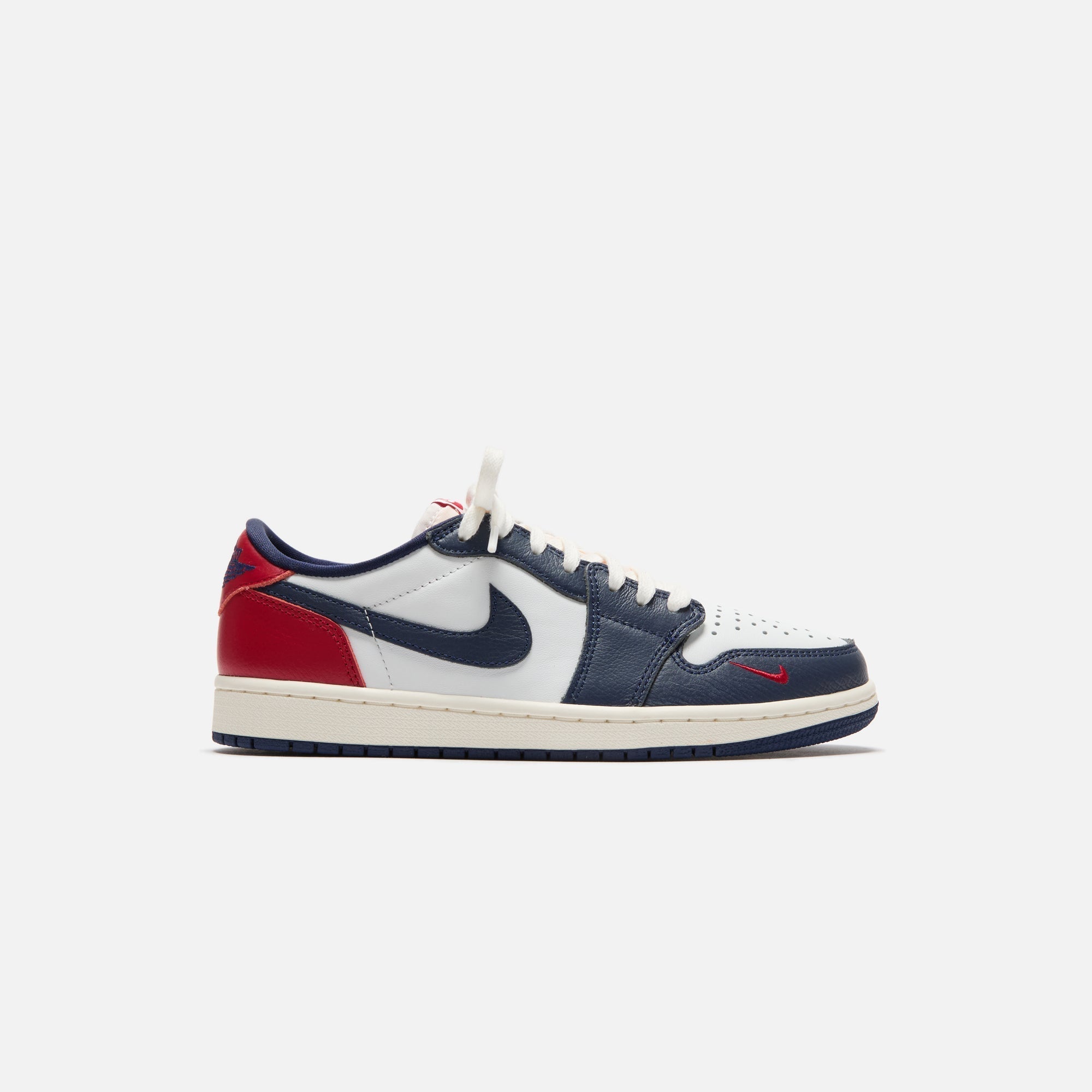 JBHQ2993-100AirJordan1RetroLowOgSummitWhiteGymRedMidnightNavy_0327.jpg