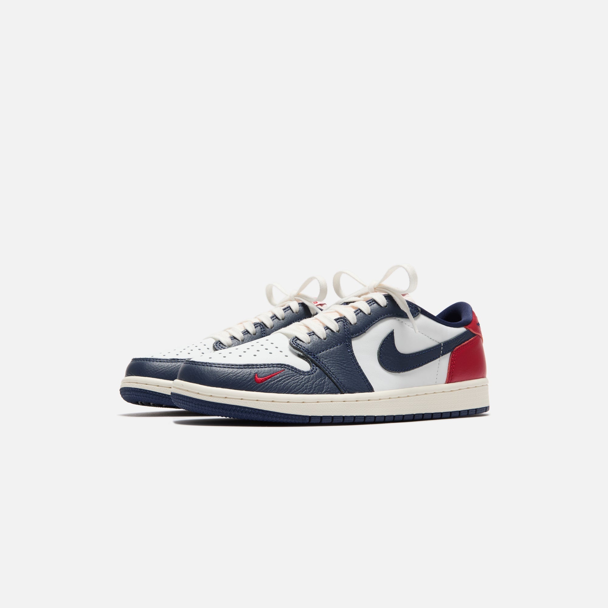 JBHQ2993-100AirJordan1RetroLowOgSummitWhiteGymRedMidnightNavy_0328.jpg