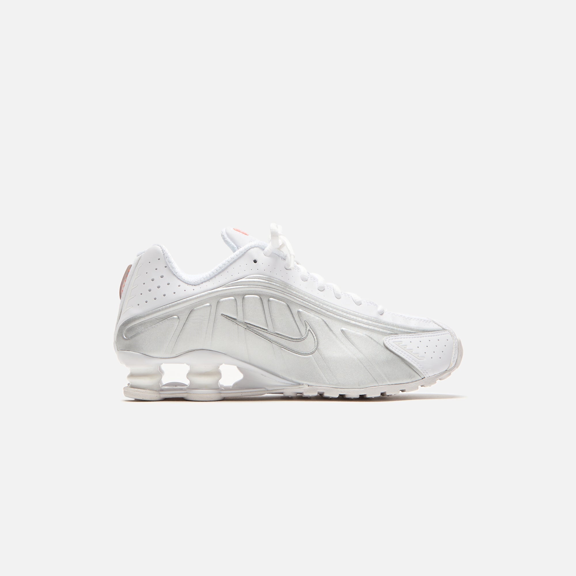 NKAR3565-101NikeWShoxR4WhiteWhite-MTLCSilver-MaxOrange_4185_28219f9b-af5e-49de-abfc-32c89bf6f611.jpg