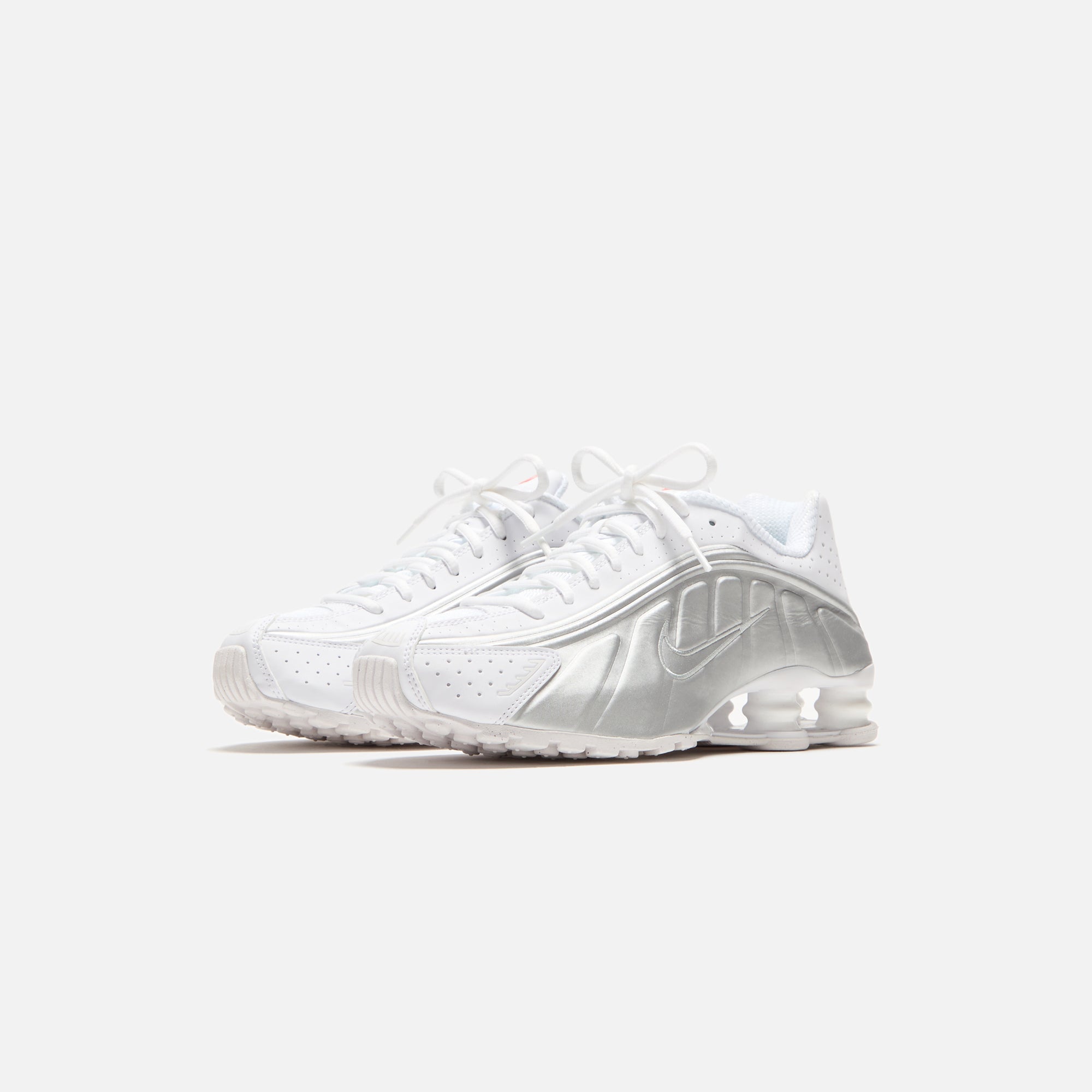 NKAR3565-101NikeWShoxR4WhiteWhite-MTLCSilver-MaxOrange_4187_673d7b64-edaa-44d2-93c2-b6a9ffaee7e1.jpg