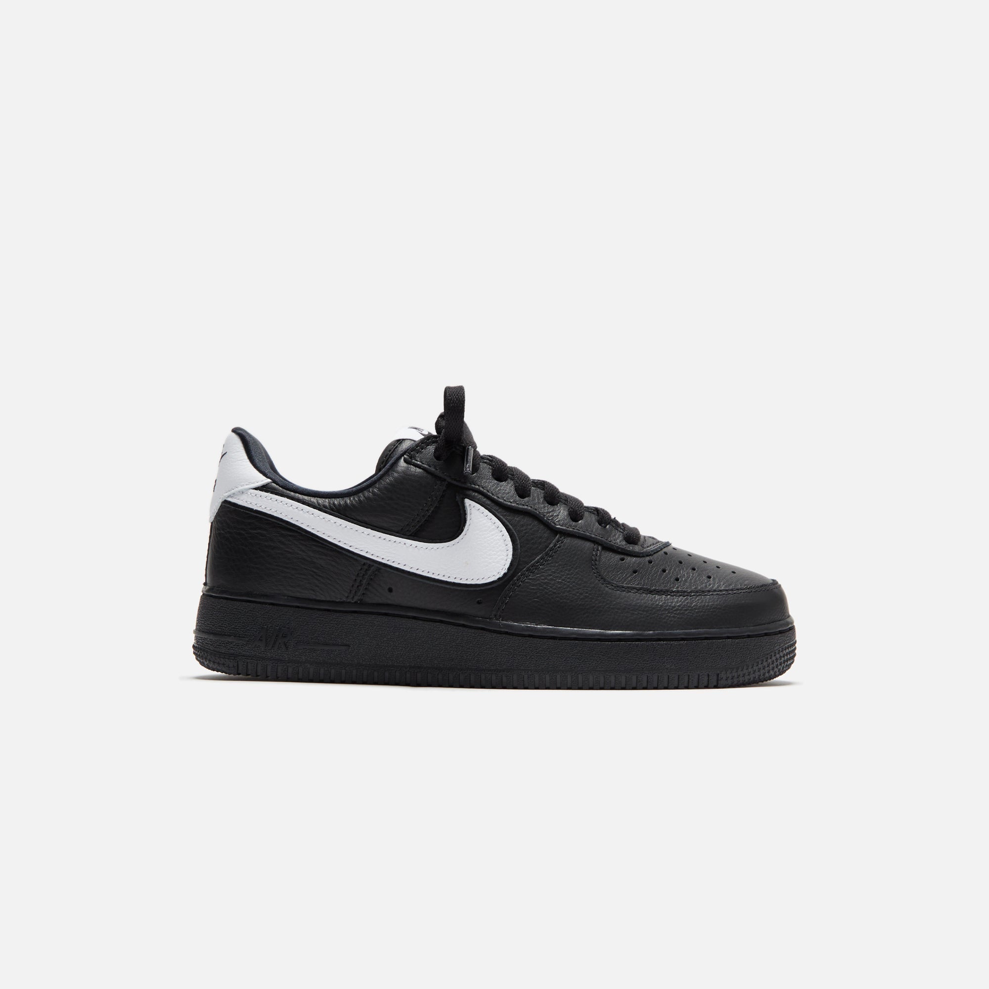 NKCQ0492-001NikeAirForce1LowBlackWhiteBlack_4315.jpg