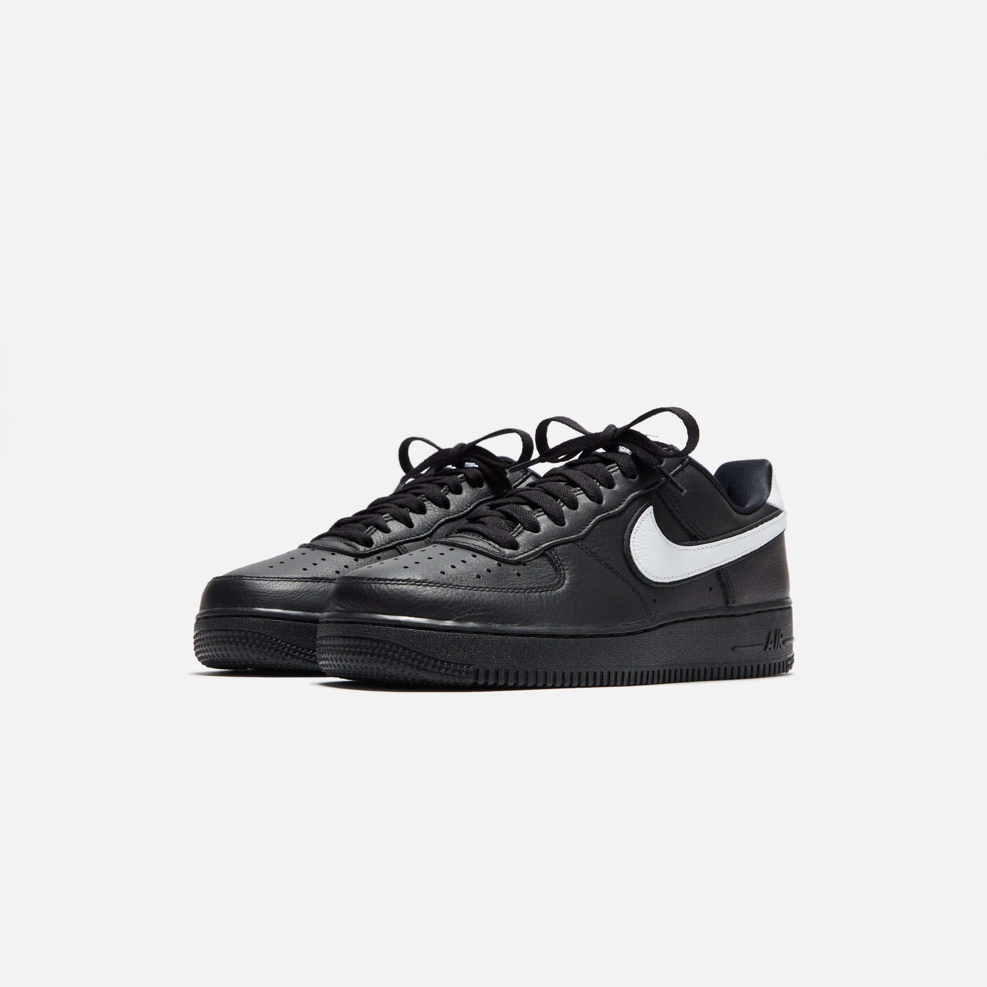 NKCQ0492-001NikeAirForce1LowBlackWhiteBlack_4316.jpg