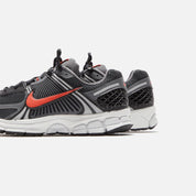 Nike Zoom Vomero 5 - Black / Picante Red / Iron Grey / Summit White