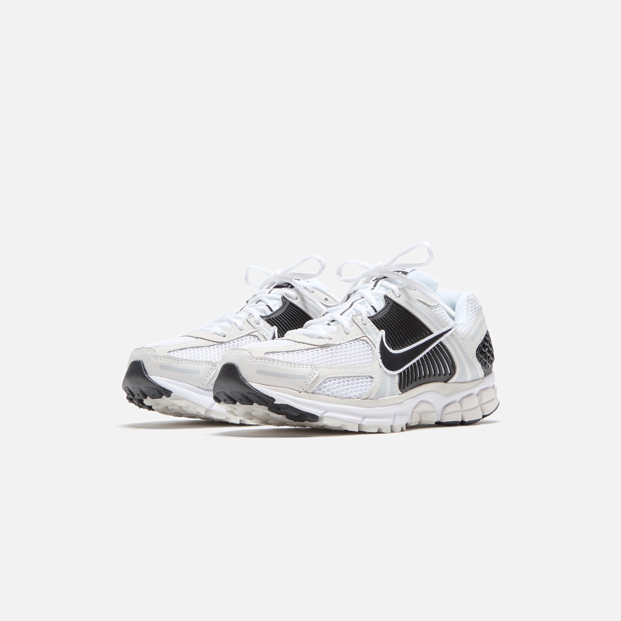 NKFB9149-101NikeVomero5BlackWhiteMetallic_5704.jpg