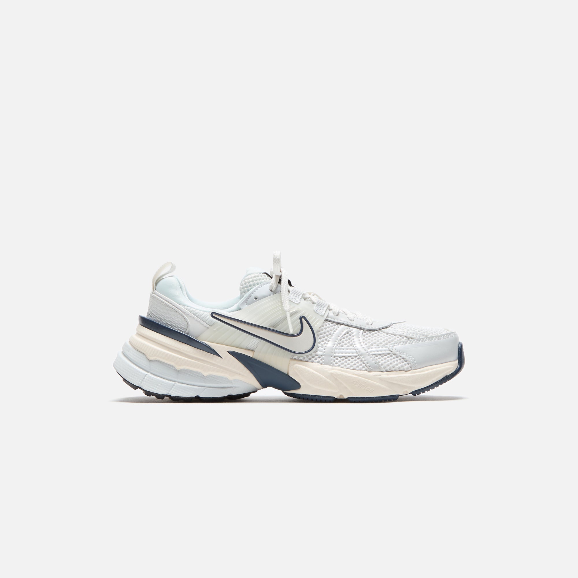 NKFD0736-004WNikeV2KRunPlatinumTintPlatinumTint-PurePlatinumGuavaIceThunderBlueSummitWhite_4578.jpg