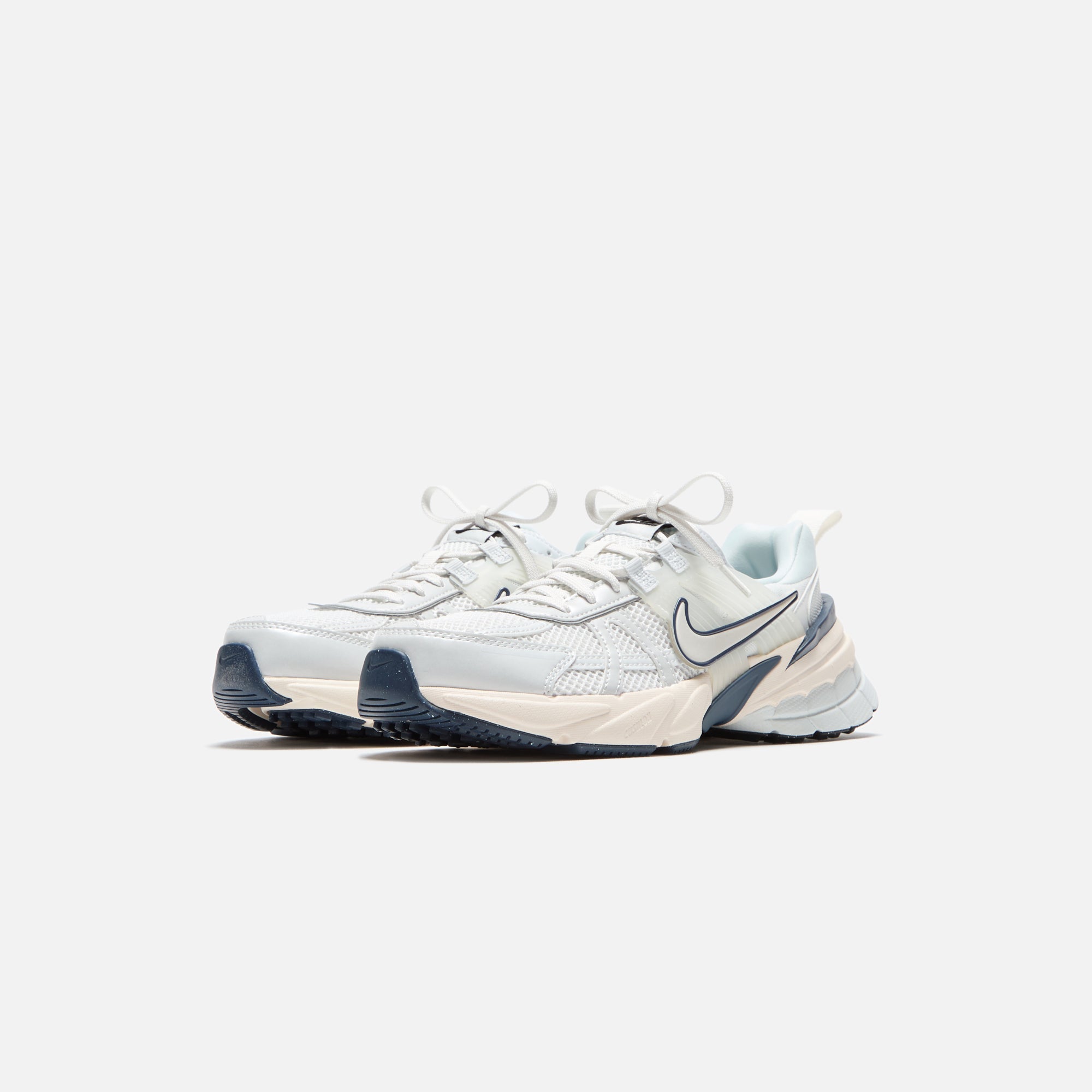 NKFD0736-004WNikeV2KRunPlatinumTintPlatinumTint-PurePlatinumGuavaIceThunderBlueSummitWhite_4579.jpg