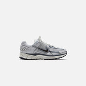 Nike WMNS Zoom Vomero 5 - Photon Dust / Chrome / Gridiron / Sail