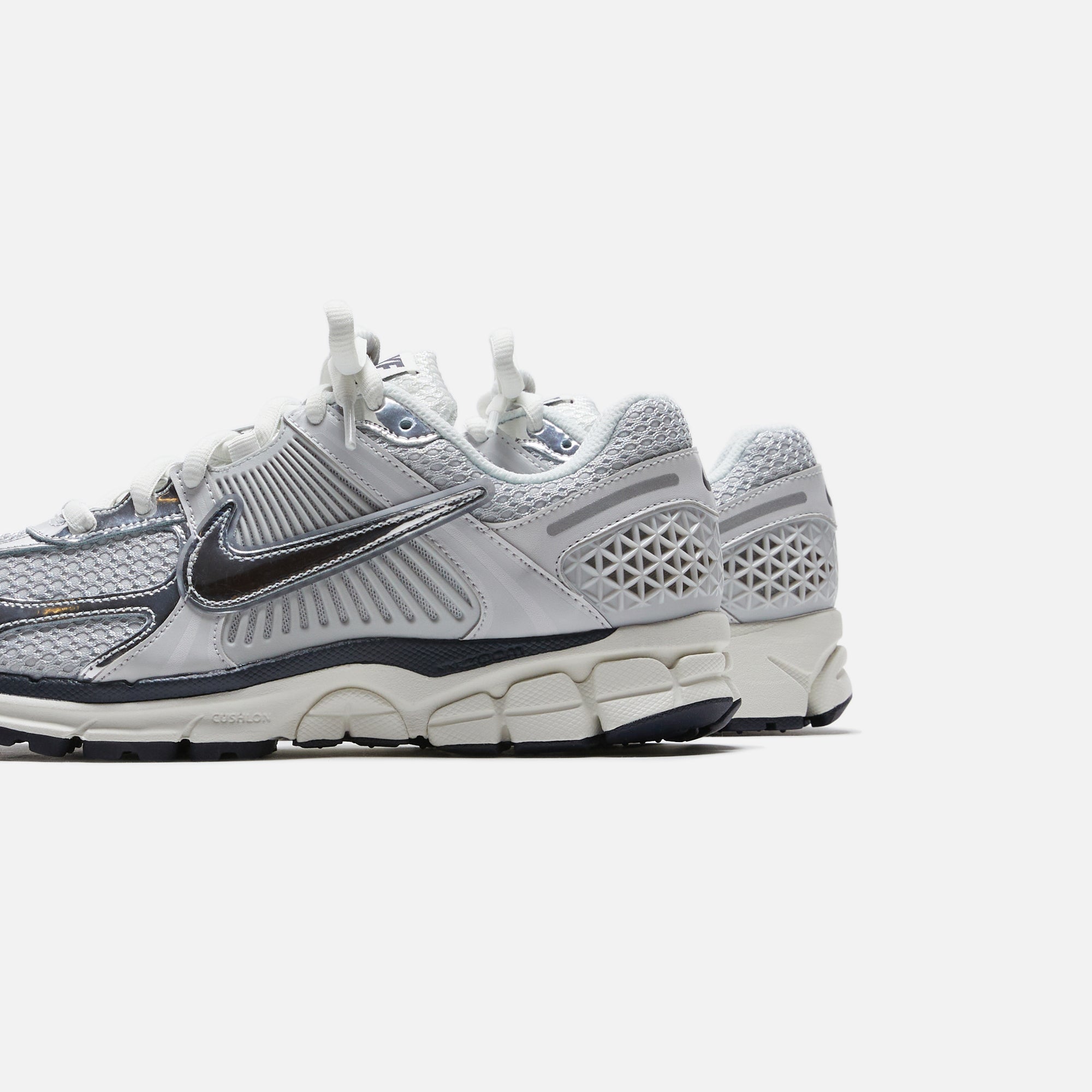 Nike WMNS Zoom Vomero 5 - Photon Dust / Chrome / Gridiron / Sail