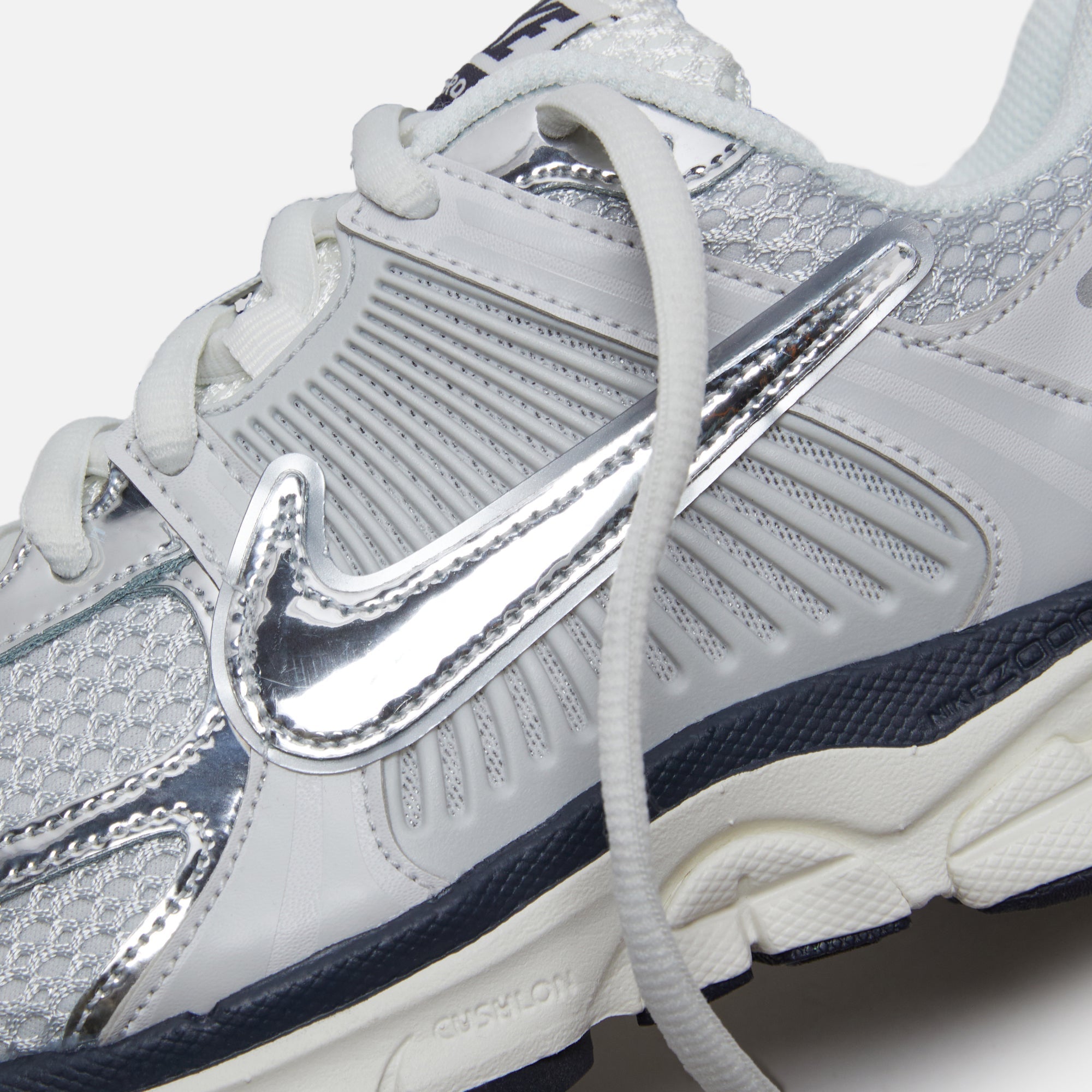 Nike WMNS Zoom Vomero 5 - Photon Dust / Chrome / Gridiron / Sail