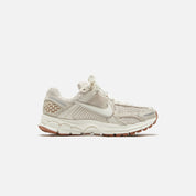 Nike WMNS Zoom Vomero 5 - Light Orewood Brown / Sail / Metallic Silver / Gum Medium Brown