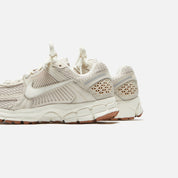 Nike WMNS Zoom Vomero 5 - Light Orewood Brown / Sail / Metallic Silver / Gum Medium Brown