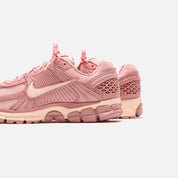 Nike WMNS Zoom Vomero 5 Sde - Red Stardust / Crimson Tint / Metallic Platinum