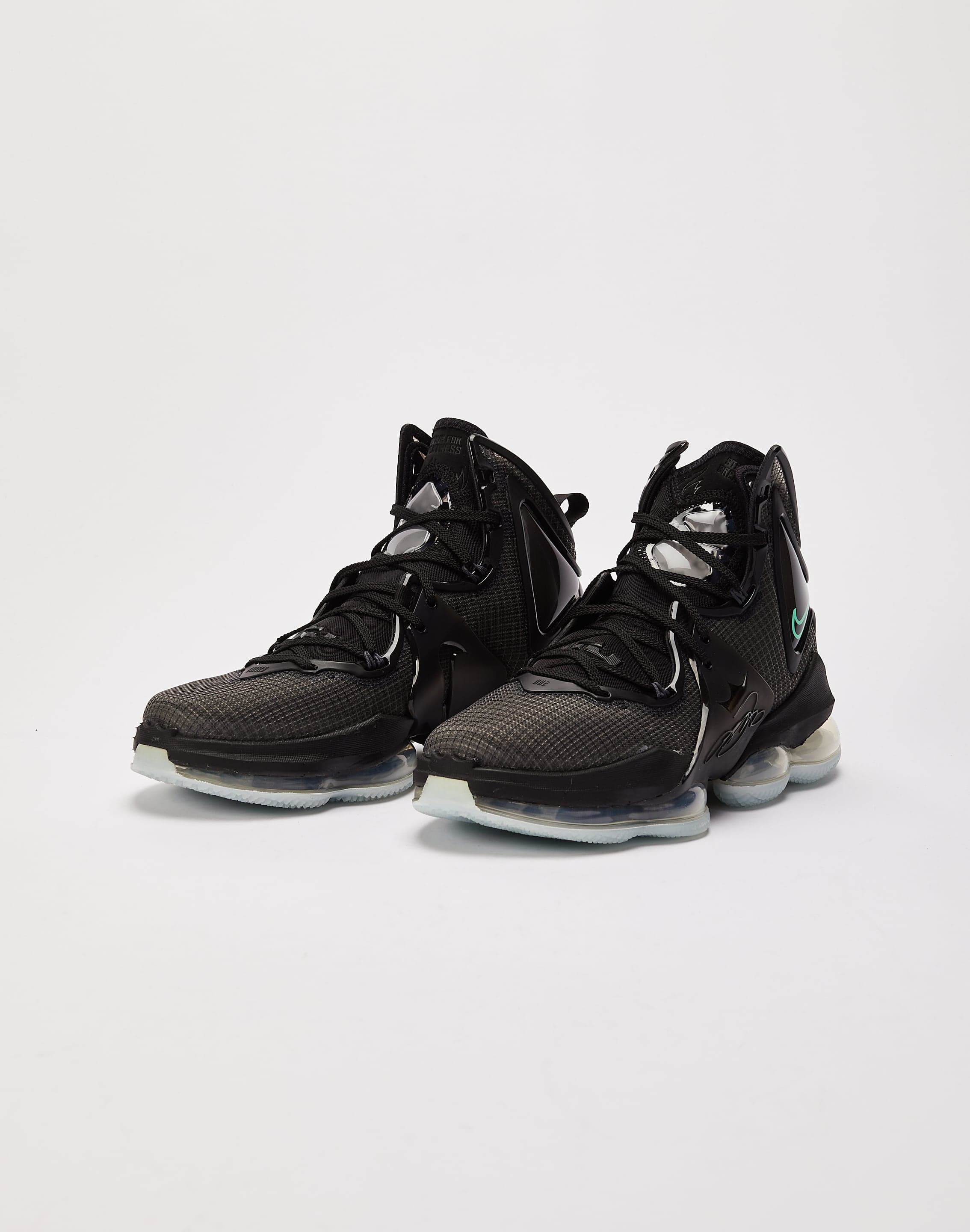 NIKE LEBRON 19