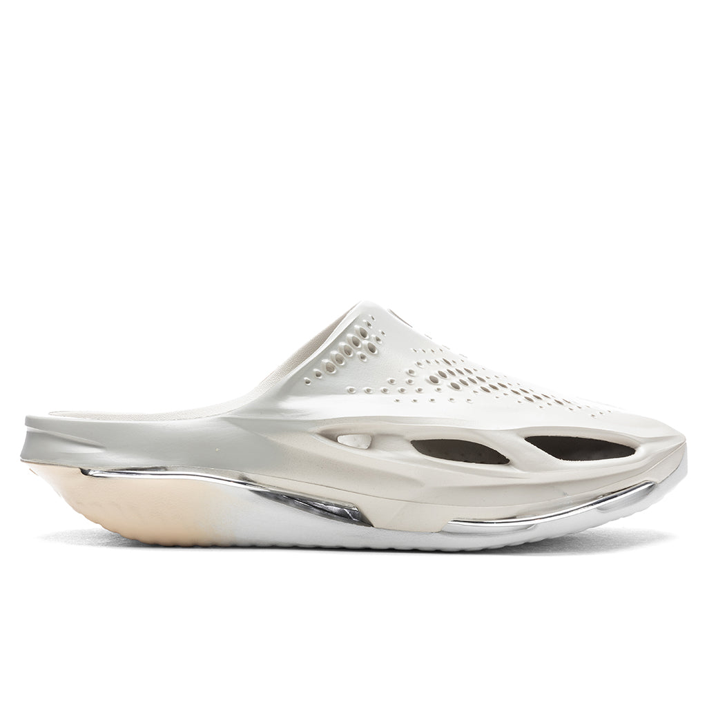 Nike-x-Matthew-M.-Williams-005-Slide---Light-Bone-Light-Bone-Chrome-DH1258-001---09-15-22---Feature-DUKE-4.jpg