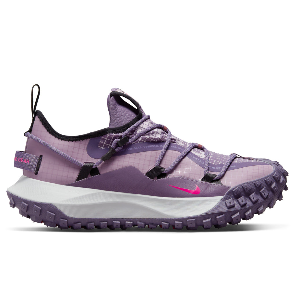 NikeACGMountainFlyLowSE-CanyonPurple-AmethystWave-Doll-DQ1979-500--06-16-22--FEATURE01.jpg