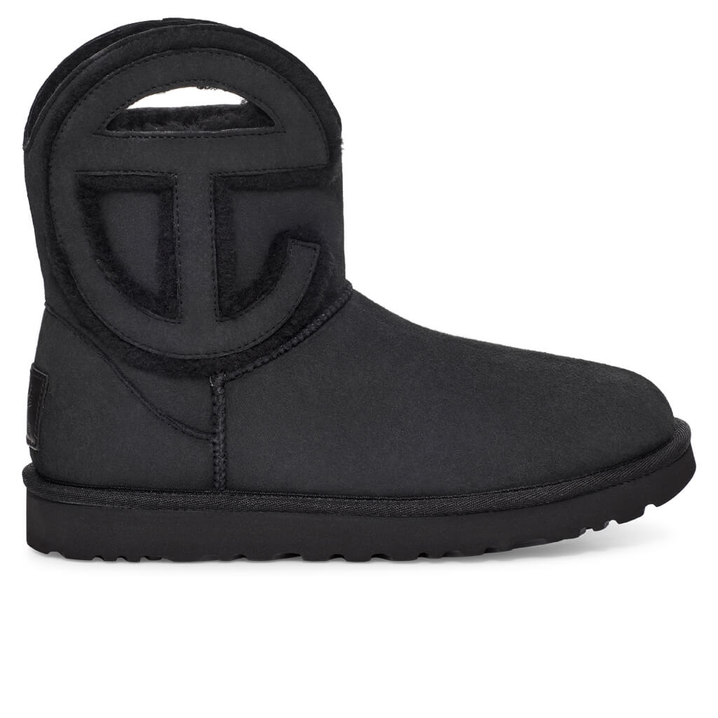 UGG-x-Telfar-Logo-Mini-Black-1122991-BLK--11-12-21--feature02.jpg