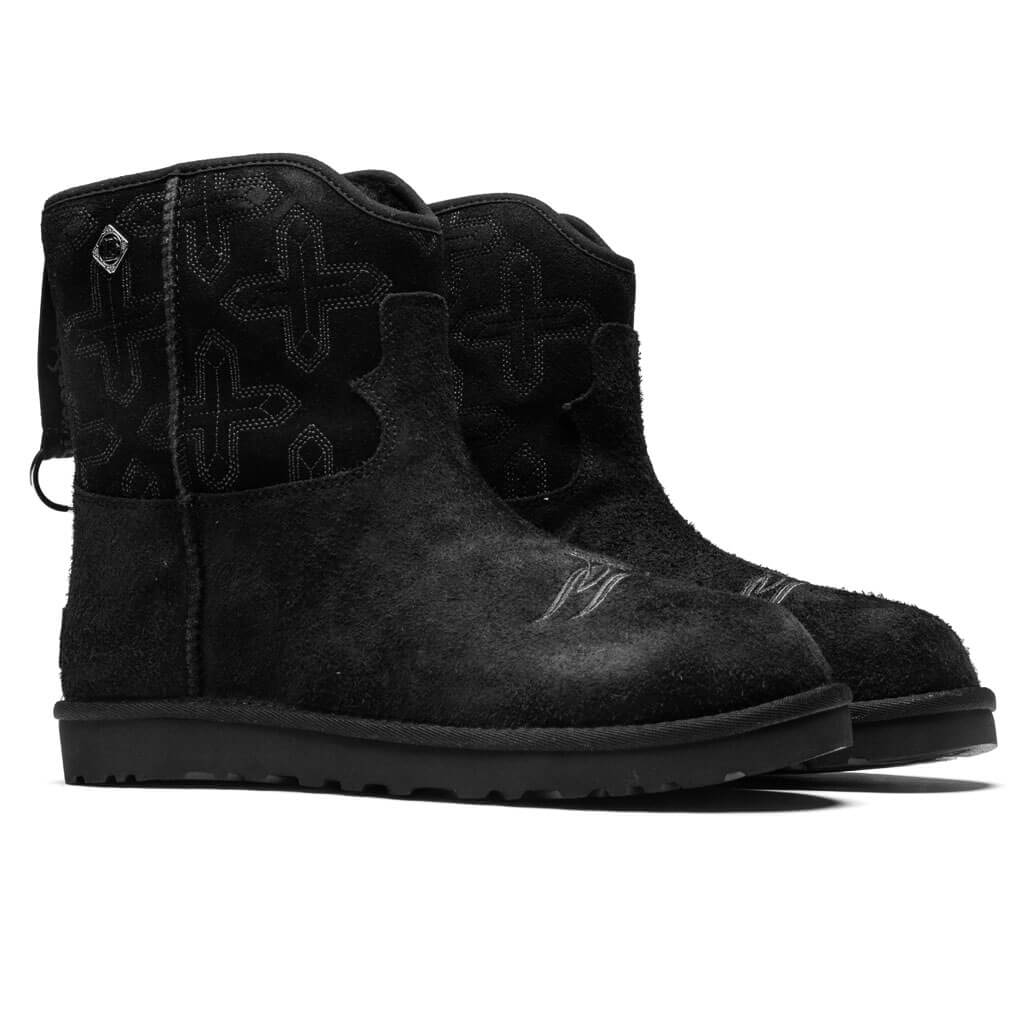 Ugg-x-COTD-Classic-Short---Black-1136610-BLK---03-11-23---Feature--JP-4.jpg