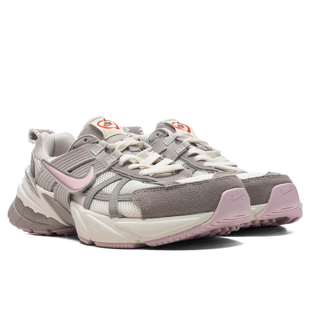 Women_s-V2K-Run---Sail-Pink-Foam-Sail-College-Grey-HV5997-161-01-27-25-Feature-KN-4_40f225c6-7b03-4a02-963e-77bb248b6c8a.jpg