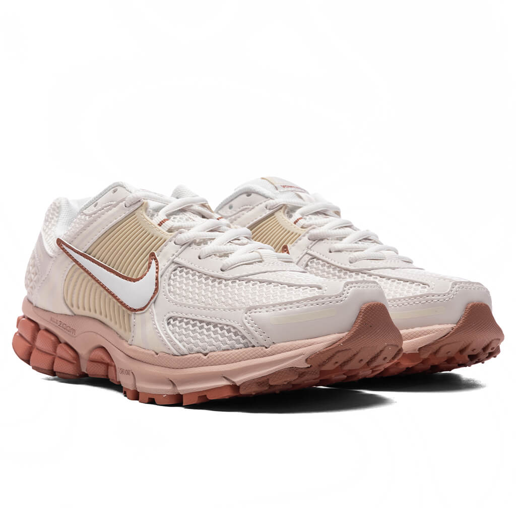 Women_s-Zoom-Vomero-5---Phantom-Summit-White-Particle-Beige-FJ2028-002---01-23-25---Feature--KN-4_3645d549-686a-47b5-aca4-d9cca5f5e468.jpg