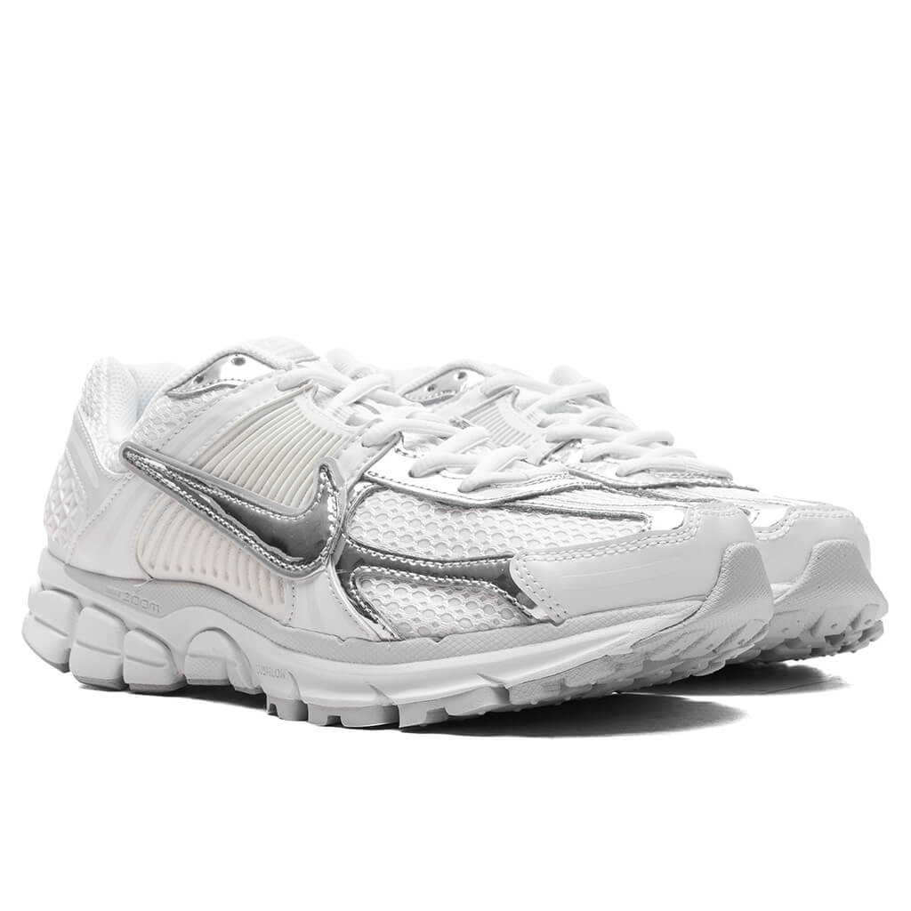 Women_s-Zoom-Vomero-5-Gold---White-Metallic-Silver-Summit-White-HF7723-100-01-27-25-Feature-KN-4_da149152-096b-4b17-83e5-3ab2b2564872.jpg