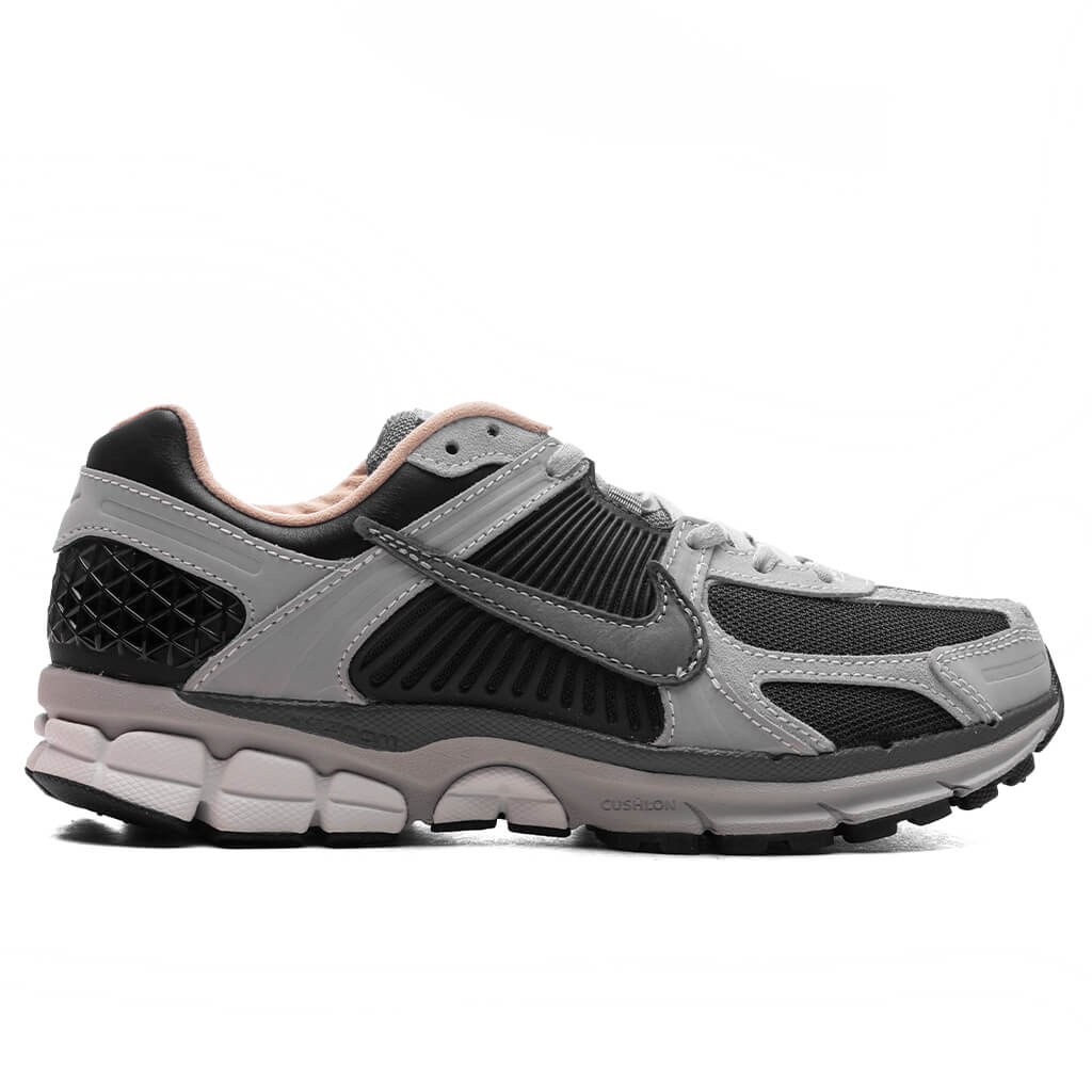 Zoom-Vomero-5---Dark-Smoke-Grey-Smoke-Grey-Light-Smoke-Grey-HV5982-001---01-23-25---Feature--KN.jpg