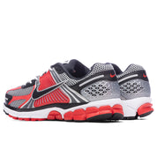 Zoom Vomero 5 - Metallic Silver/Black/University Red