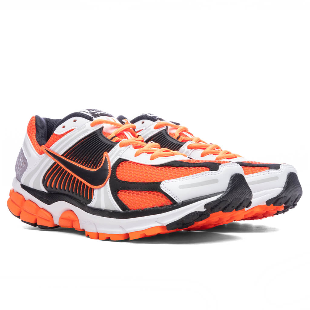 Zoom-Vomero-5-Total-Orange-Black-White-Metallic-Platinum-FB9149-800-11-01-24-Feature-DV-23.jpg