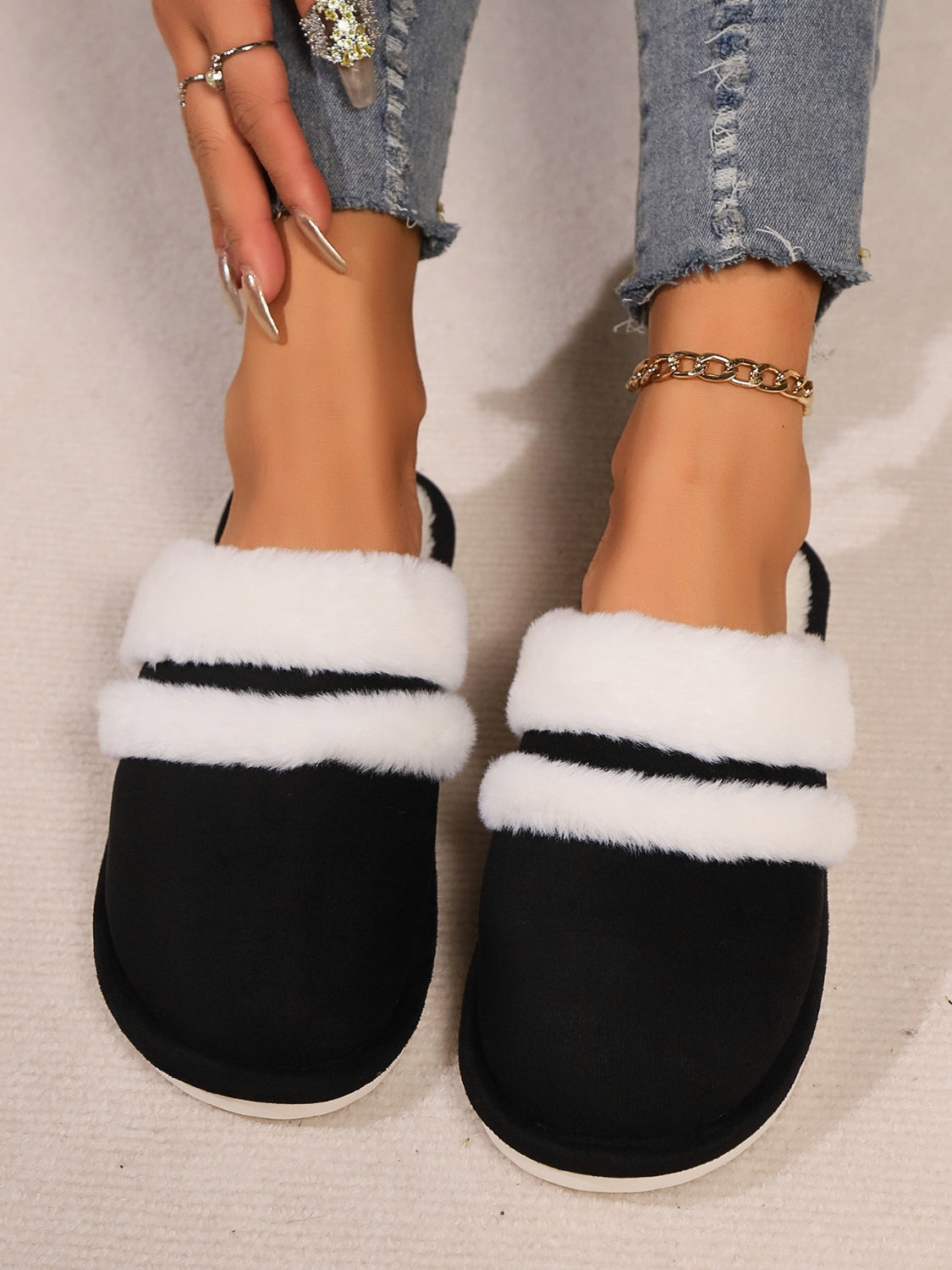 Contrast Faux Fur Round Toe Slippers