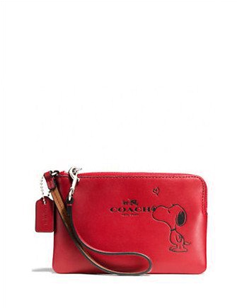 coach-peanuts-snoopy-kiss-l-zip-wristlet-1.png