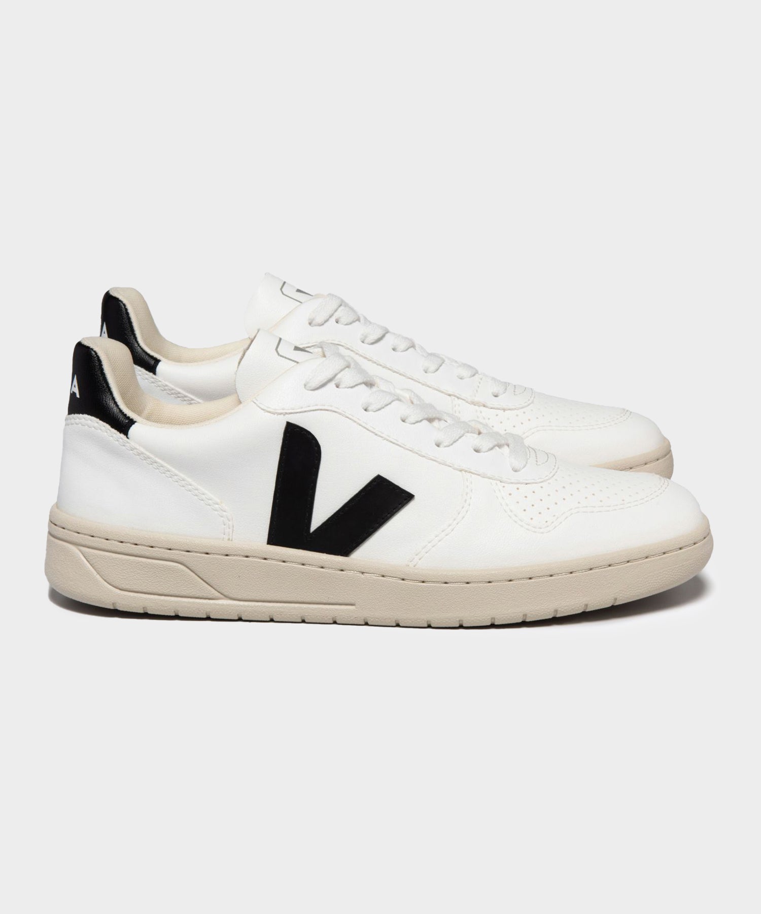 veja-v-10-cwl-white-blackveja-152711.jpg